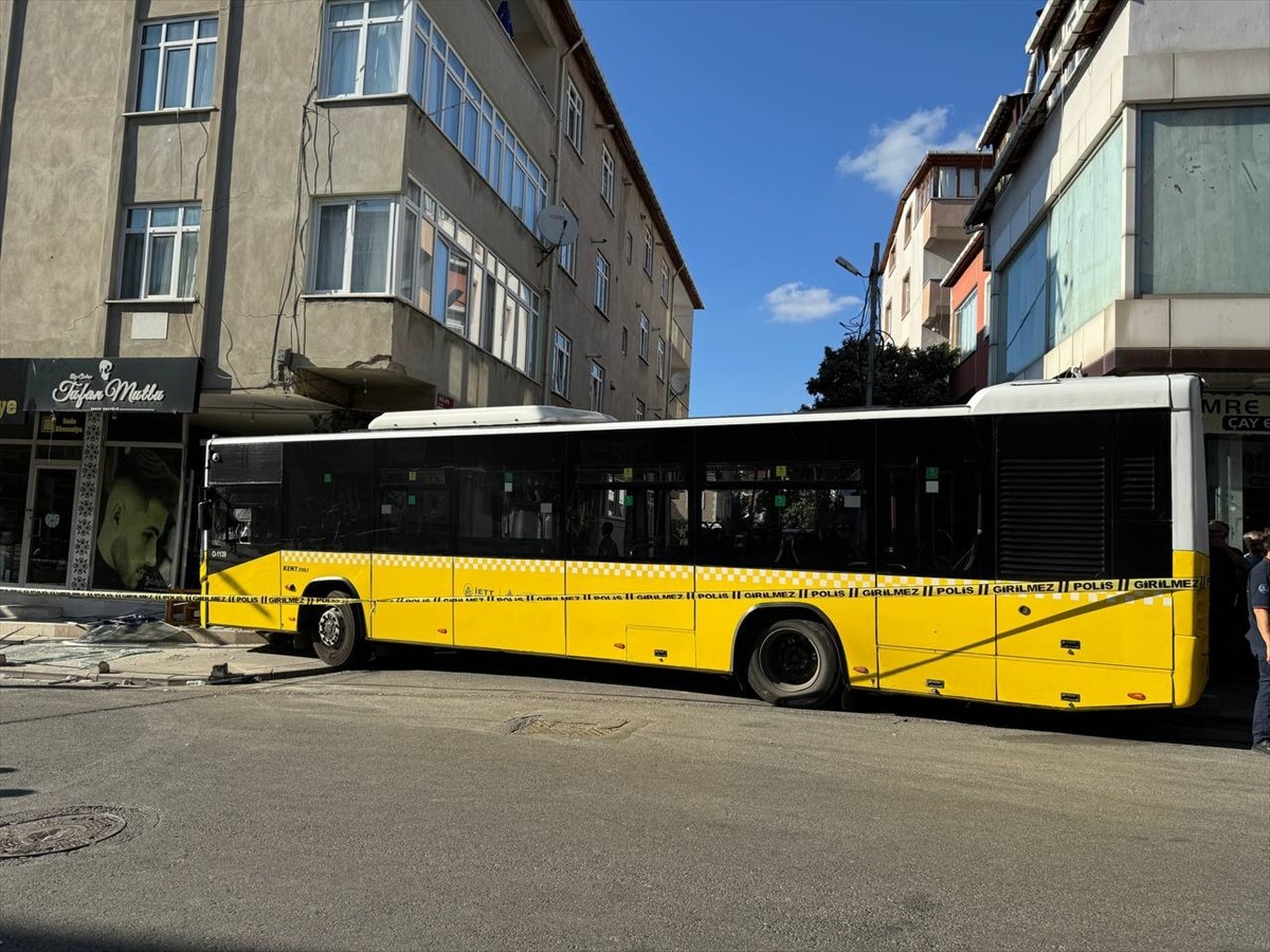 Pendik'te, seyir halindeyken binaya çarpan İETT otobüsündeki 6 yolcu yaralandı.