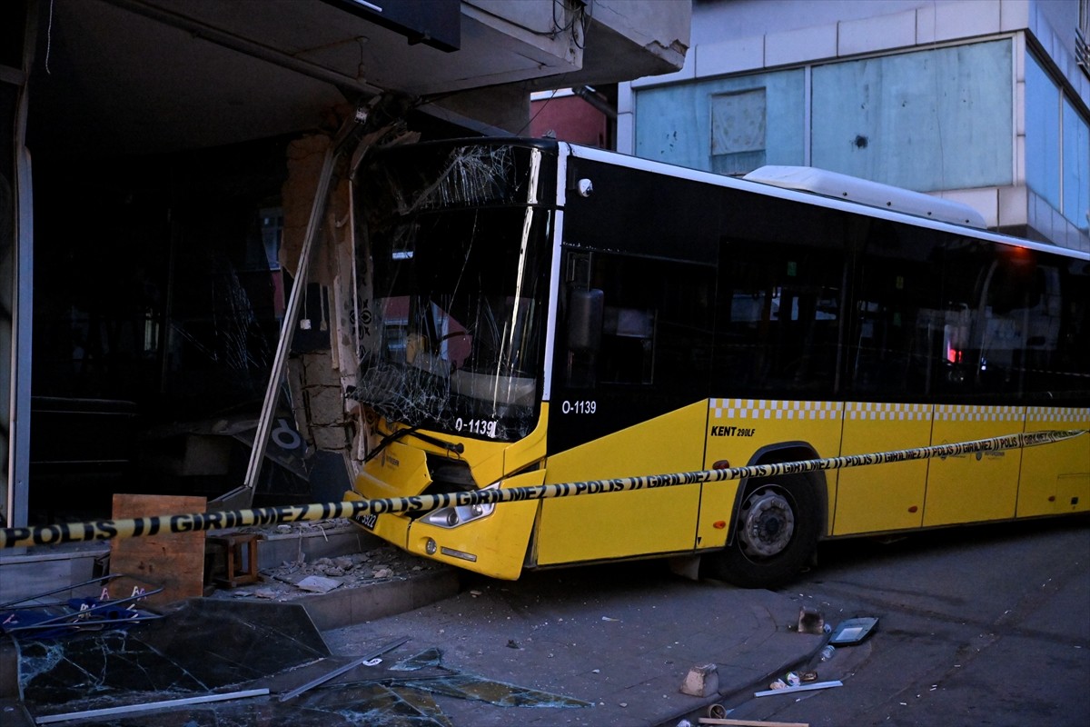 Pendik'te, seyir halindeyken binaya çarpan İETT otobüsündeki 6 yolcu yaralandı. Emniyet güçleri...