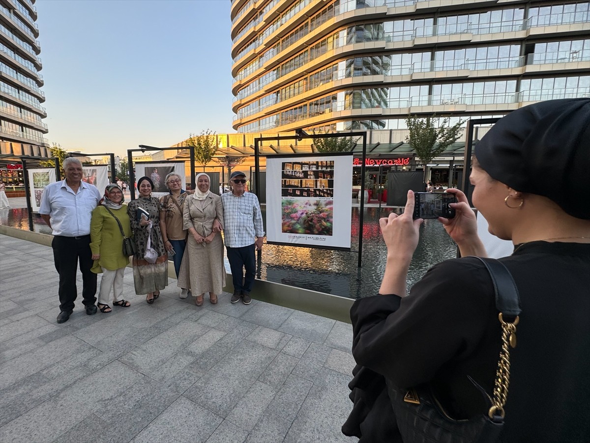 Profesyonel ve amatör fotoğrafçılardan oluşan Fotokolektif Sanat Galerisi'nin 40 üyesi, "renk"...