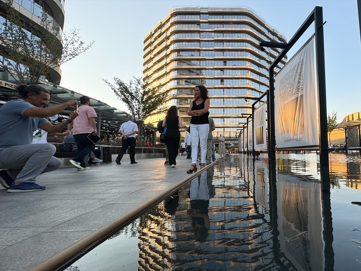 Profesyonel ve amatör fotoğrafçılardan oluşan Fotokolektif Sanat Galerisi'nin 40 üyesi, "renk"...