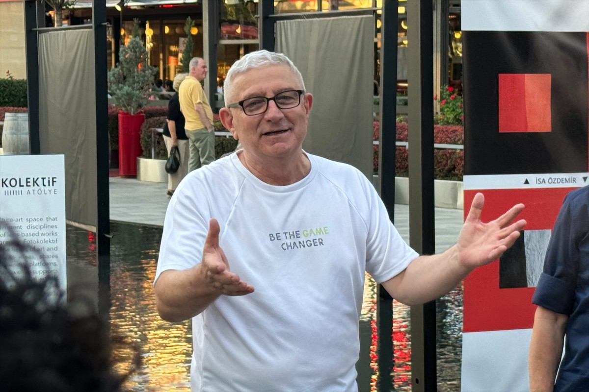 Profesyonel ve amatör fotoğrafçılardan oluşan Fotokolektif Sanat Galerisi'nin 40 üyesi, "renk"...