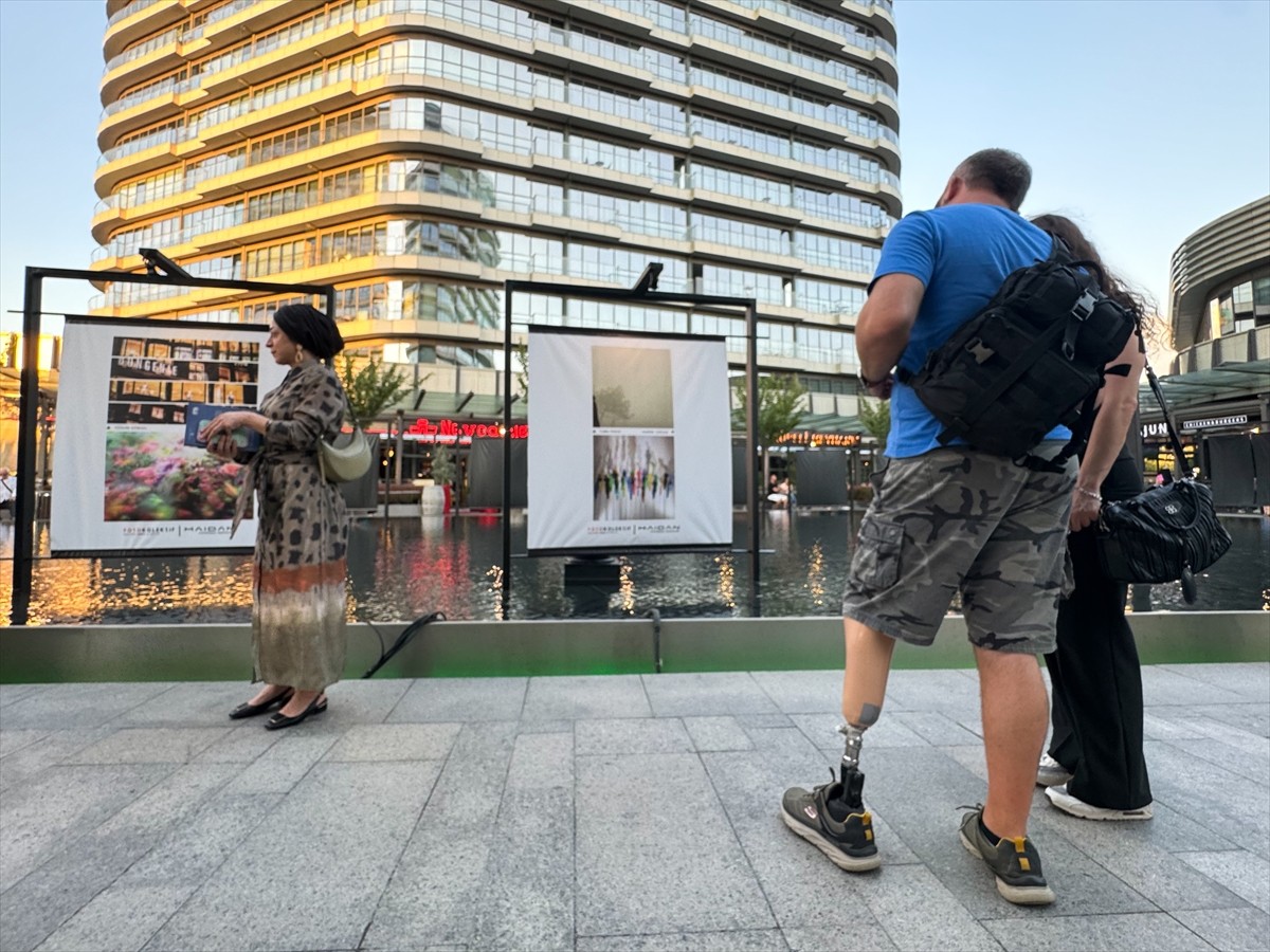 Profesyonel ve amatör fotoğrafçılardan oluşan Fotokolektif Sanat Galerisi'nin 40 üyesi, "renk"...