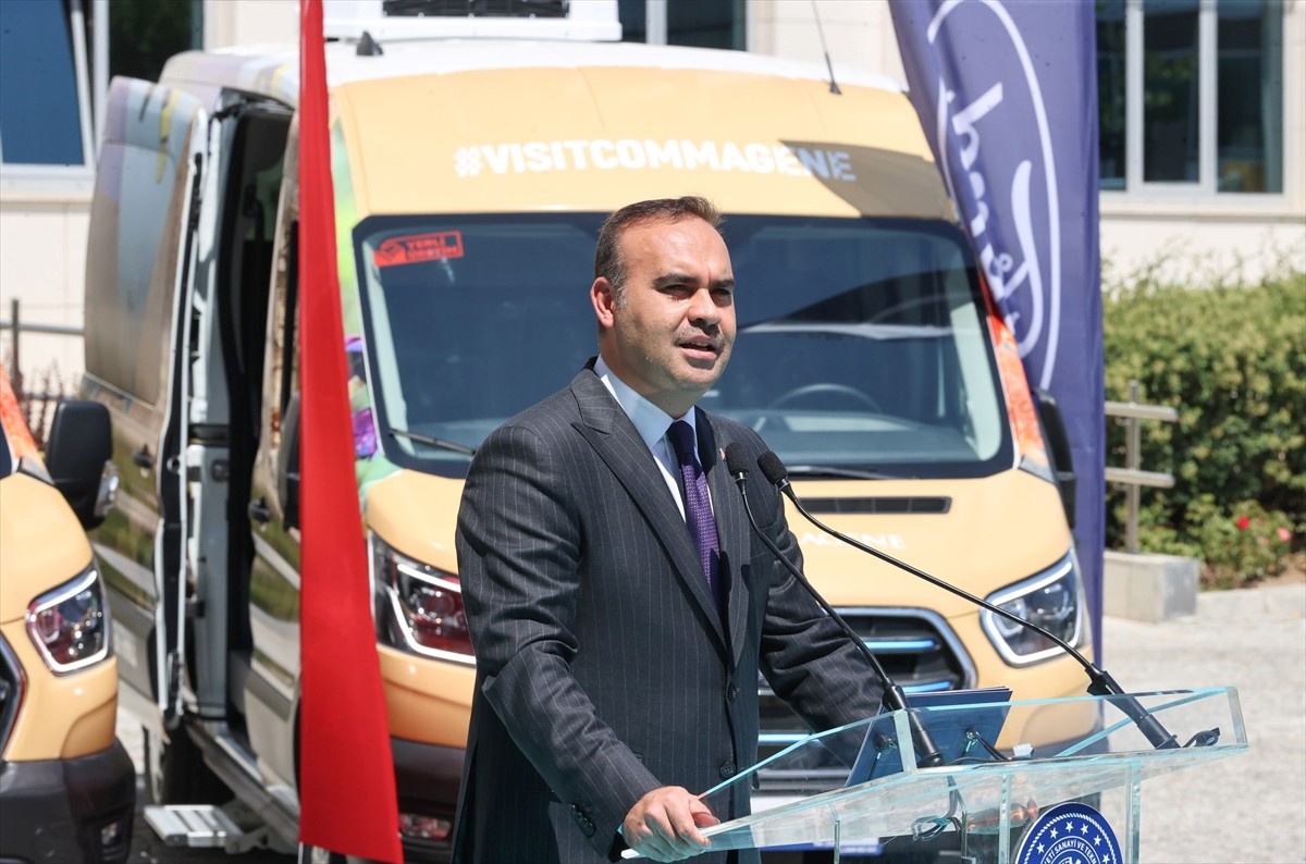 "Adıyaman'da Turizm Sektörünün Canlandırılması Projesi" kapsamında 8 elektrikli minibüsün Adıyaman...