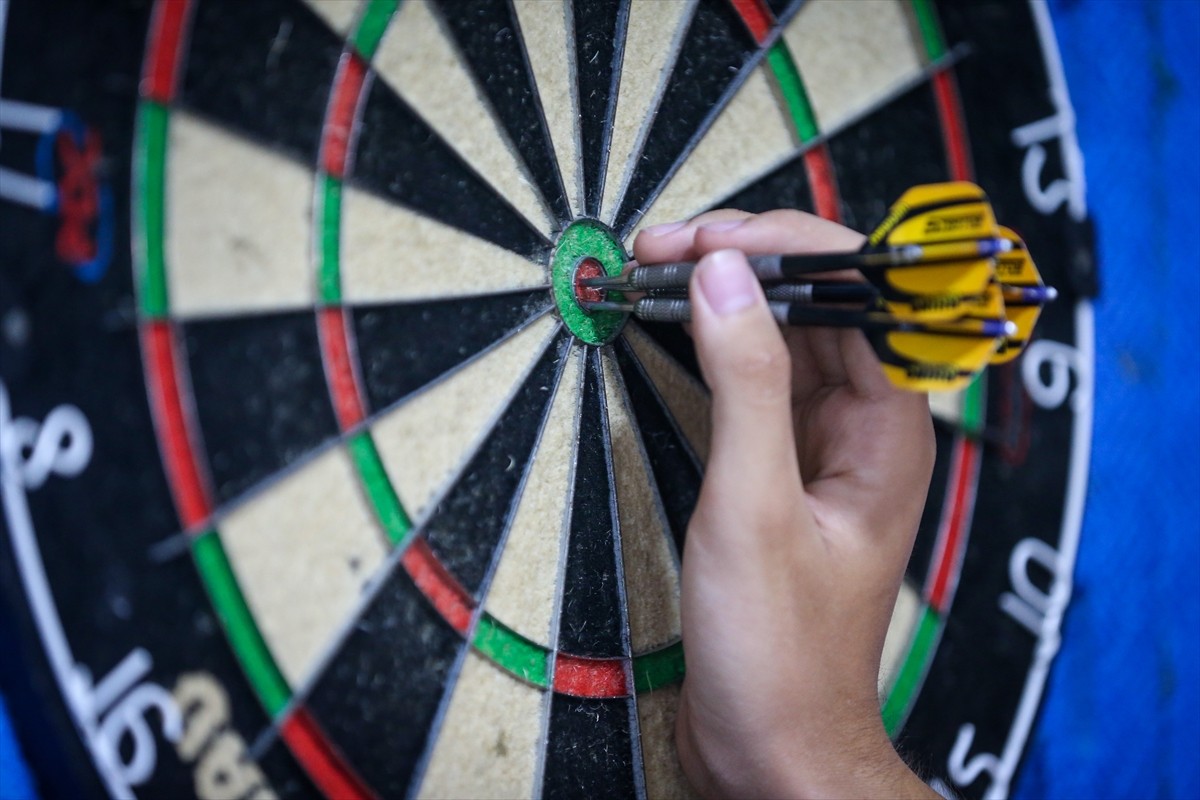 "Çelik adam" lakaplı milli dart sporcusu 17 yaşındaki Toprak Aras, haziran ayında gençlerde elde...
