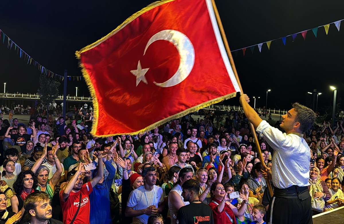 Rize'de, 13. Tulum ve Kemençe Festivali kapsamında, Türkiye, Kuzey Kıbrıs, Osetya, Yunanistan...
