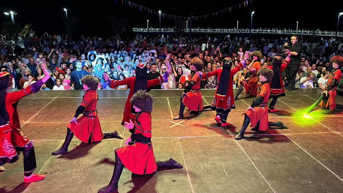 Rize'de, 13. Tulum ve Kemençe Festivali kapsamında, Türkiye, Kuzey Kıbrıs, Osetya, Yunanistan...