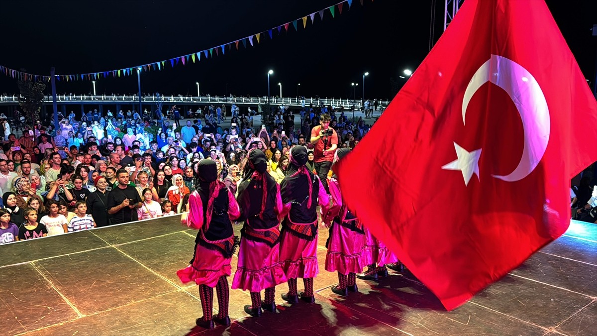 Rize'de, 13. Tulum ve Kemençe Festivali kapsamında, Türkiye, Kuzey Kıbrıs, Osetya, Yunanistan...