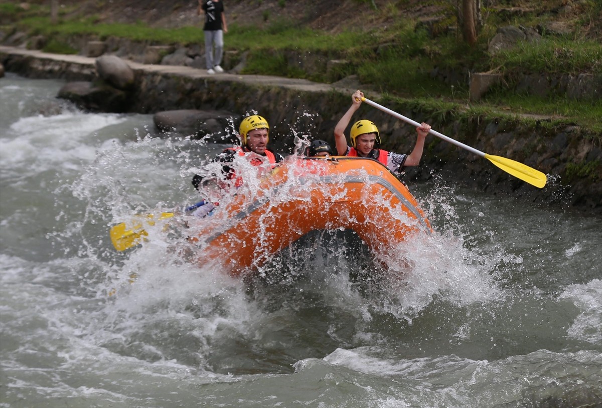 Rize'de, "13. Uluslararası Tulum, Müzik ve Sanat Festivali" kapsamında ülkeler arası rafting...