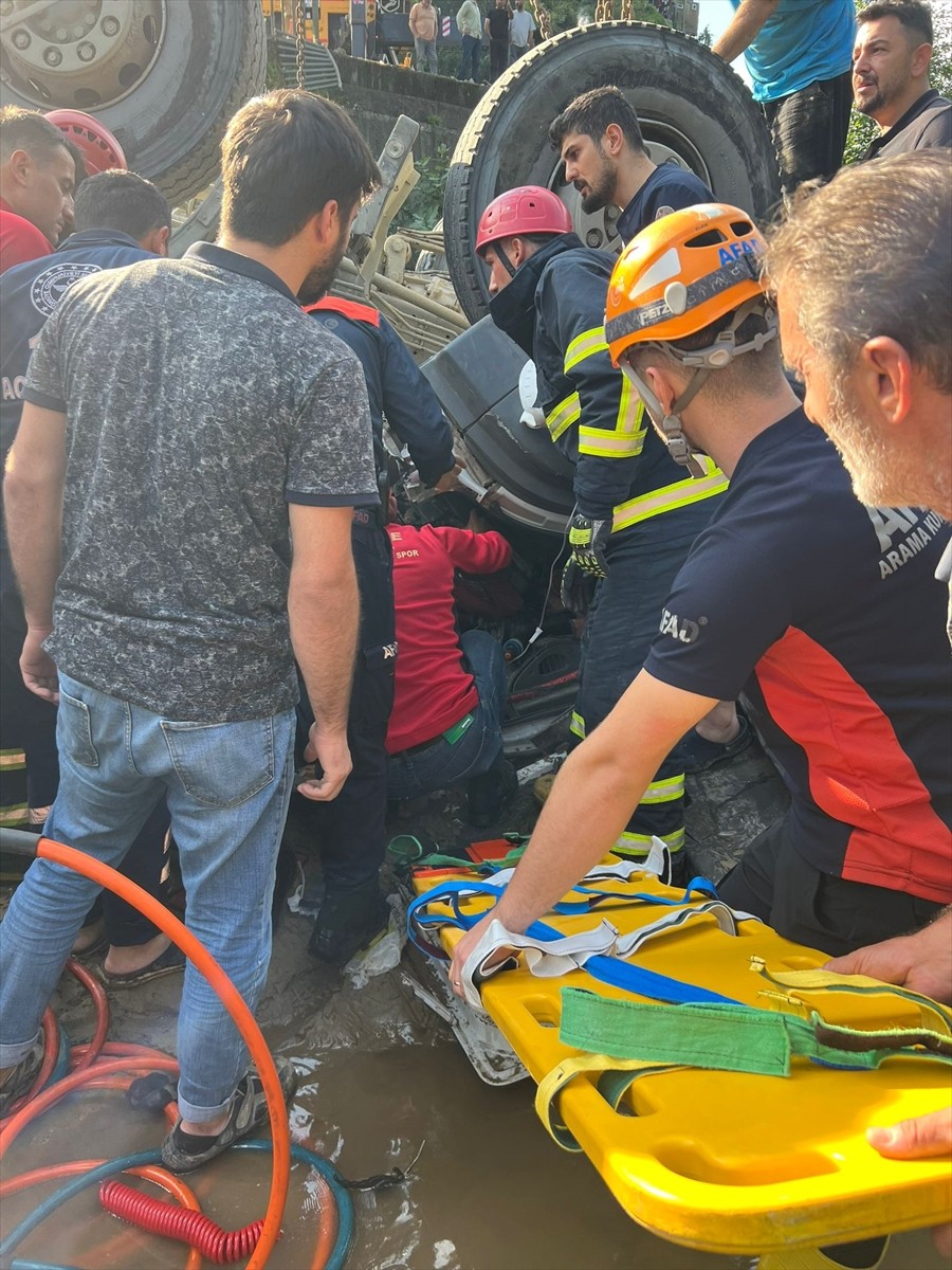 Rize'de taş yüklü kamyonun dereye düştüğü kazada sürücü yaralandı.