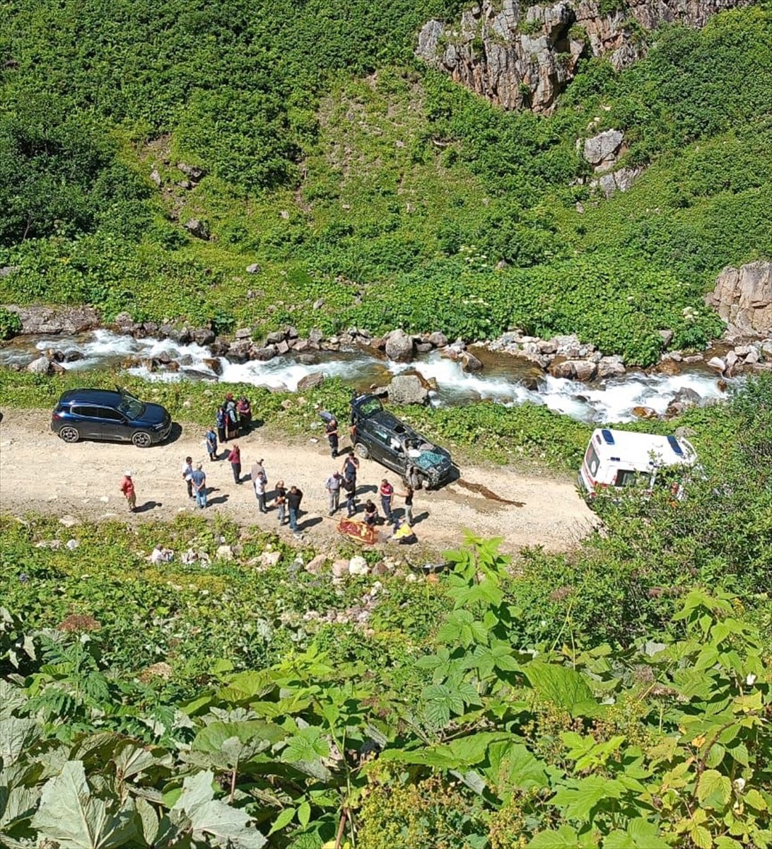 Rize'nin Çayeli ilçesinde cipin uçuruma devrilmesi sonucu 2 kişi öldü, 3 kişi yaralandı. Olay...
