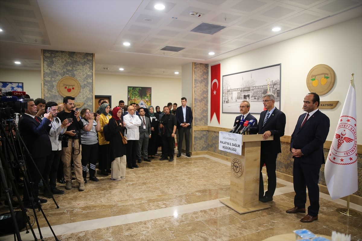 Sağlık Bakanı Kemal Memişoğlu (ortada), çeşitli temaslarda bulunmak üzere geldiği Malatya'da Vali...