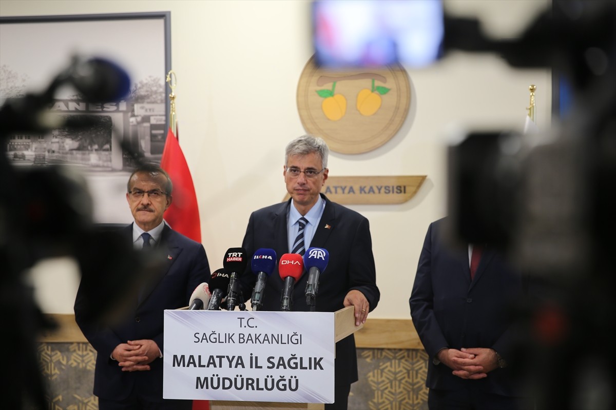 Sağlık Bakanı Kemal Memişoğlu (ortada), çeşitli temaslarda bulunmak üzere geldiği Malatya'da Vali...