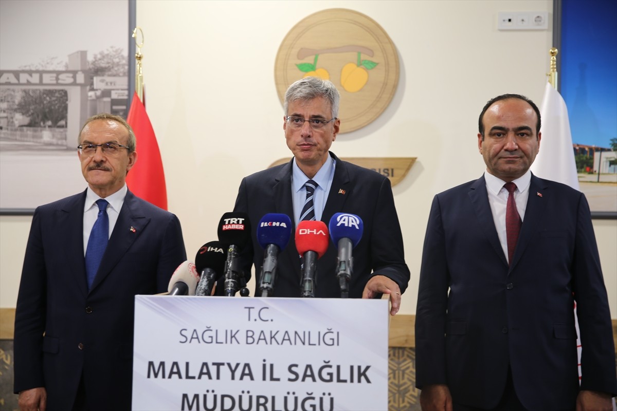 Sağlık Bakanı Kemal Memişoğlu (ortada), çeşitli temaslarda bulunmak üzere geldiği Malatya'da Vali...
