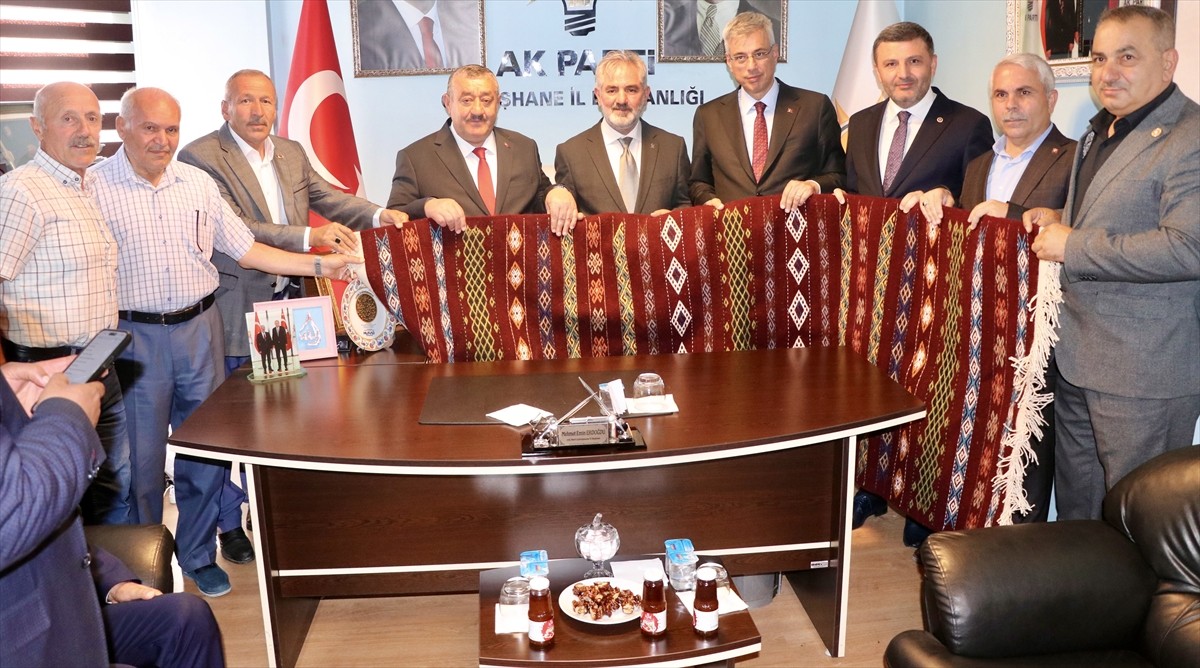 Sağlık Bakanı Kemal Memişoğlu (sağda), çeşitli temaslarda bulunmak için geldiği Gümüşhane'de Vali...