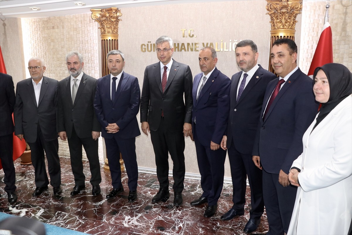 Sağlık Bakanı Kemal Memişoğlu (sağda), çeşitli temaslarda bulunmak için geldiği Gümüşhane'de Vali...