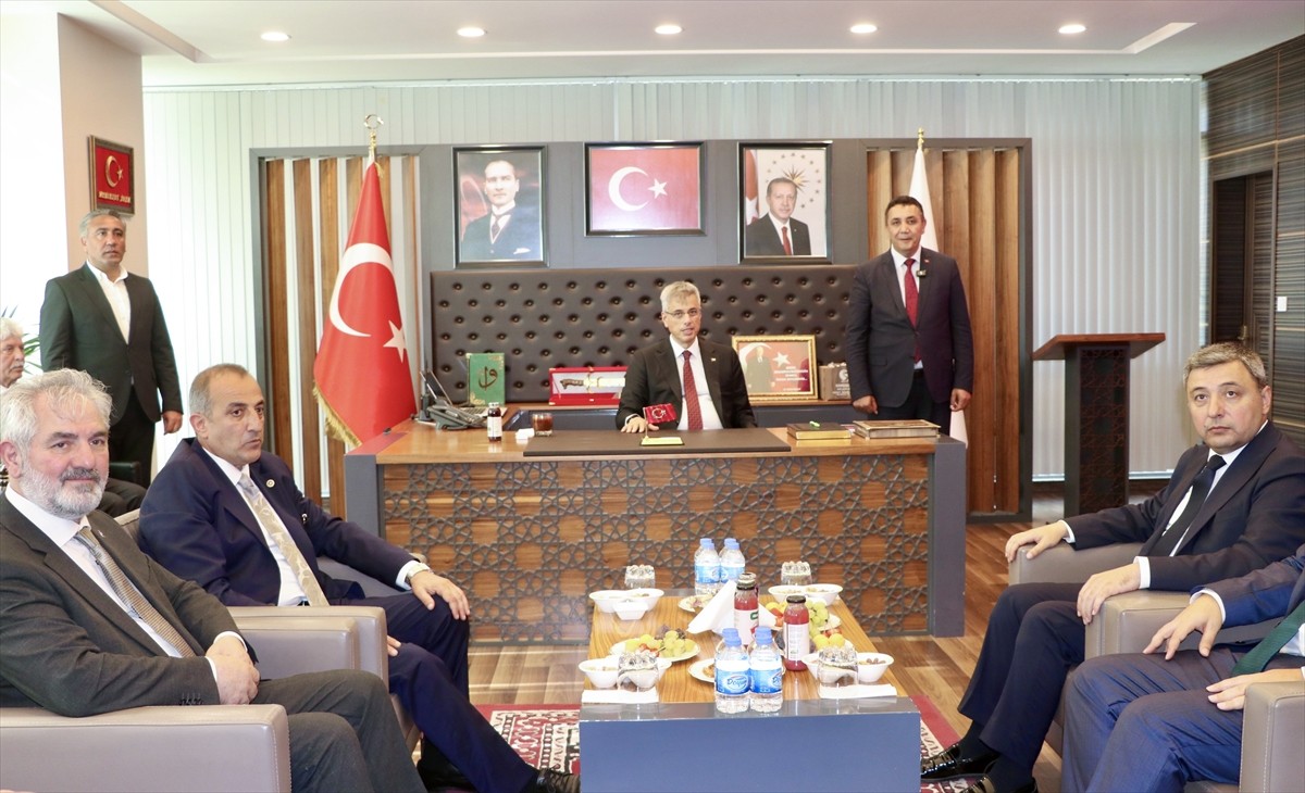 Sağlık Bakanı Kemal Memişoğlu (sağda), çeşitli temaslarda bulunmak için geldiği Gümüşhane'de Vali...