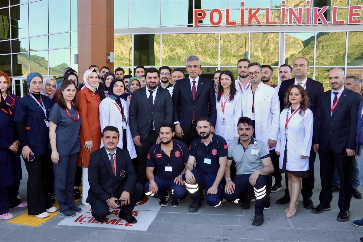 Sağlık Bakanı Kemal Memişoğlu (sağda), çeşitli temaslarda bulunmak için geldiği Gümüşhane'de Vali...