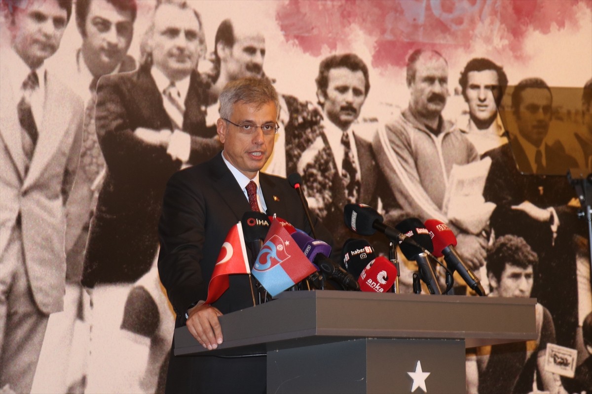 Sağlık Bakanı Kemal Memişoğlu (sağda), Trabzon'daki programı kapsamında Vali Aziz Yıldırım'ı...