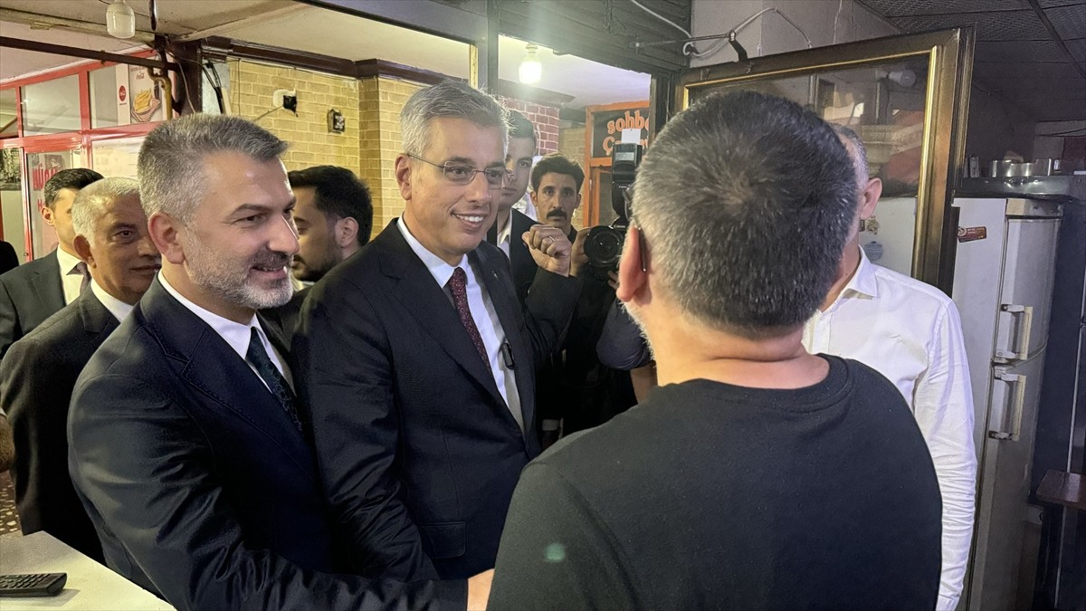 Sağlık Bakanı Kemal Memişoğlu (sol 2), 15 Temmuz Şehitler ve Hürriyet Parkı ile Uzunsokak'taki...