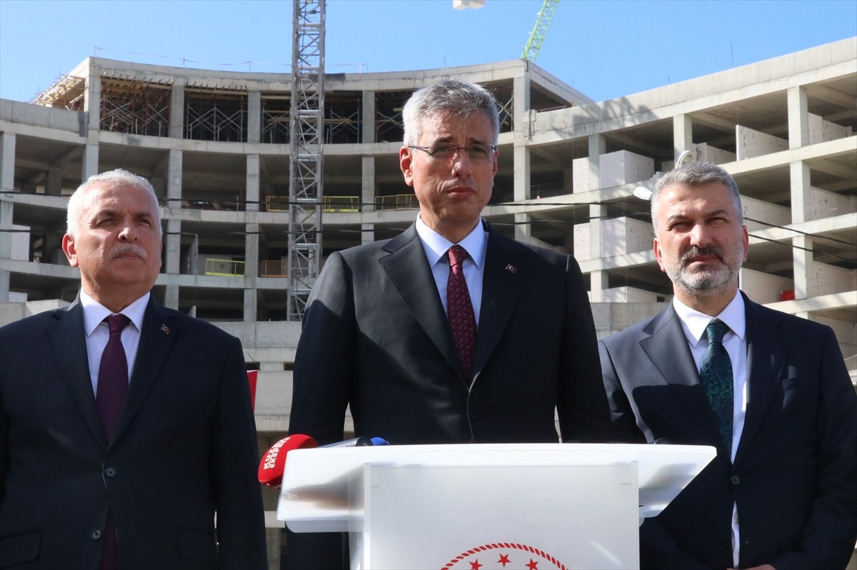 Sağlık Bakanı Kemal Memişoğlu (sol 2), 15 Temmuz Şehitler ve Hürriyet Parkı ile Uzunsokak'taki...