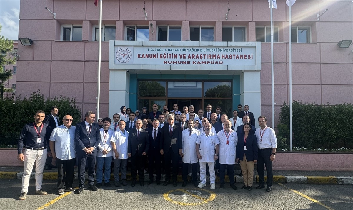 Sağlık Bakanı Kemal Memişoğlu (sol 2), 15 Temmuz Şehitler ve Hürriyet Parkı ile Uzunsokak'taki...