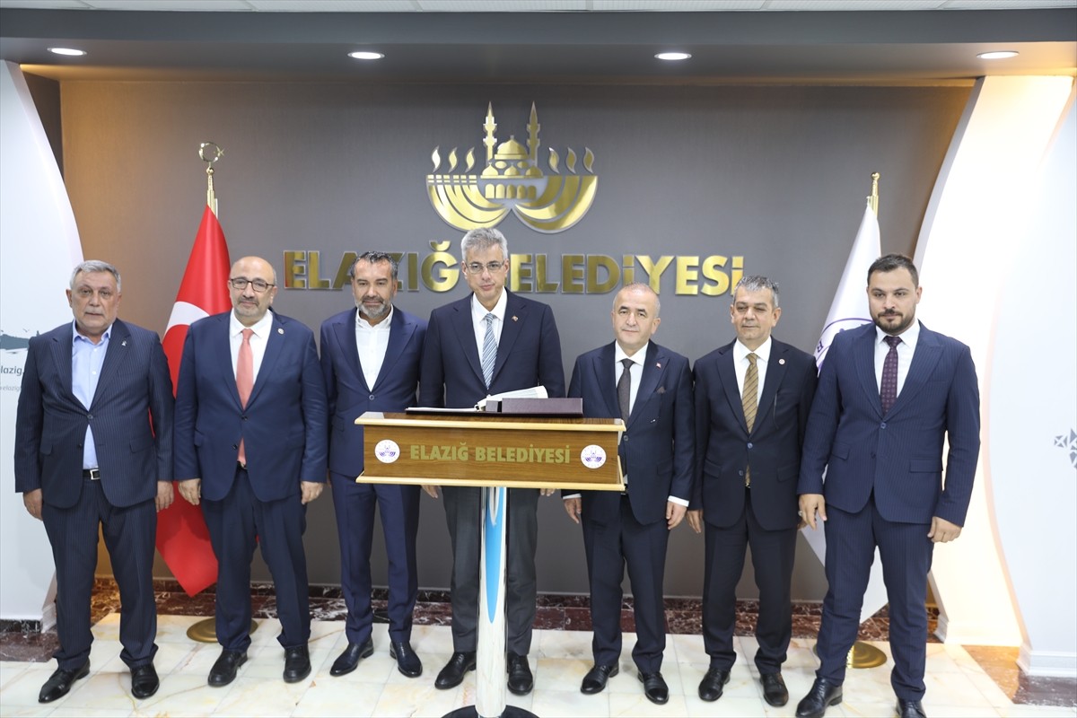 Sağlık Bakanı Kemal Memişoğlu (solda), temaslarda bulunmak amacıyla geldiği Elazığ'da, Valiliği...