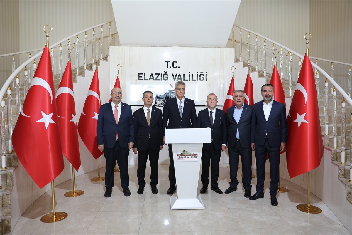 Sağlık Bakanı Kemal Memişoğlu (solda), temaslarda bulunmak amacıyla geldiği Elazığ'da, Valiliği...