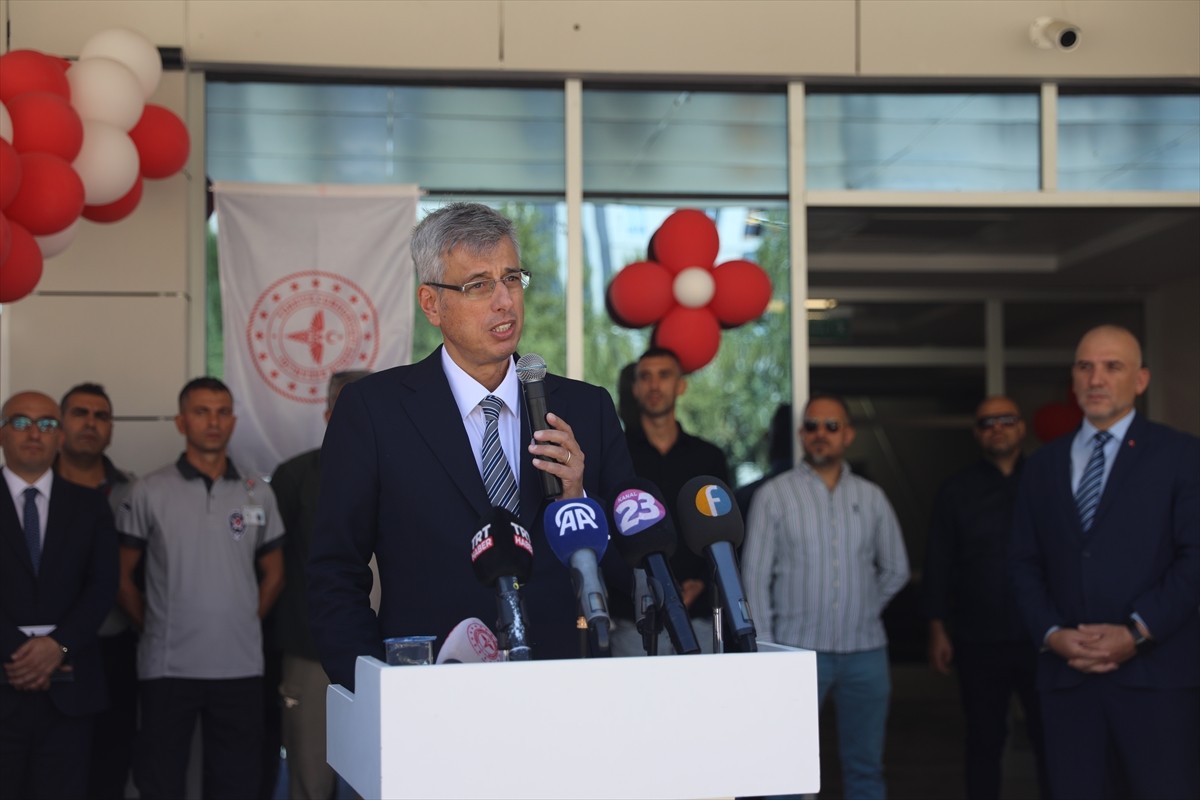 Sağlık Bakanı Kemal Memişoğlu (solda), temaslarda bulunmak amacıyla geldiği Elazığ'da, Valiliği...