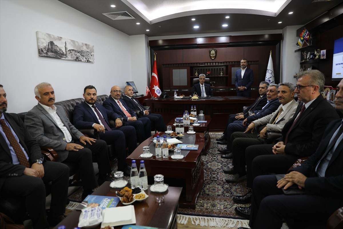 Sağlık Bakanı Kemal Memişoğlu (solda), temaslarda bulunmak amacıyla geldiği Elazığ'da, Valiliği...