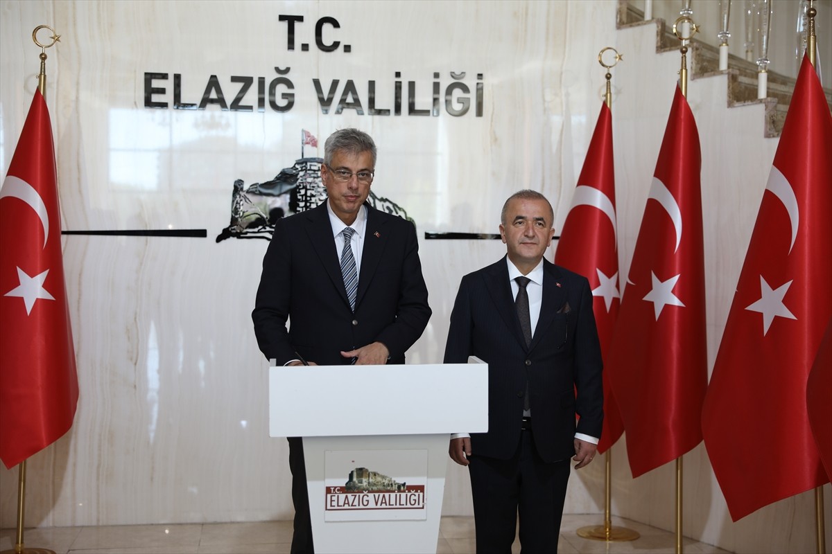 Sağlık Bakanı Kemal Memişoğlu (solda), temaslarda bulunmak amacıyla geldiği Elazığ'da, Valiliği...