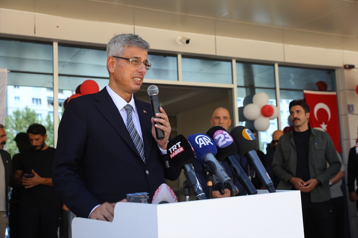 Sağlık Bakanı Kemal Memişoğlu (solda), temaslarda bulunmak amacıyla geldiği Elazığ'da, Valiliği...