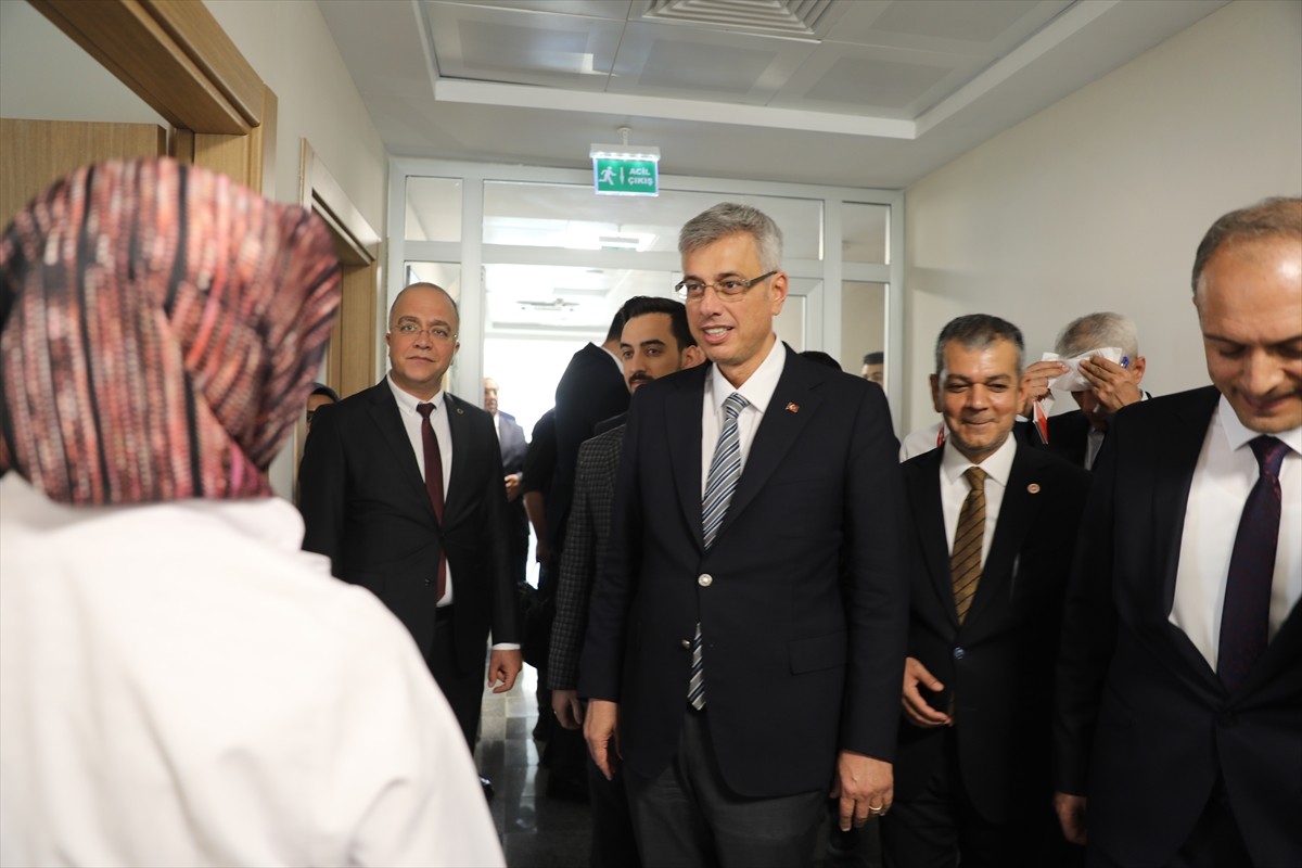 Sağlık Bakanı Kemal Memişoğlu (solda), temaslarda bulunmak amacıyla geldiği Elazığ'da, Valiliği...