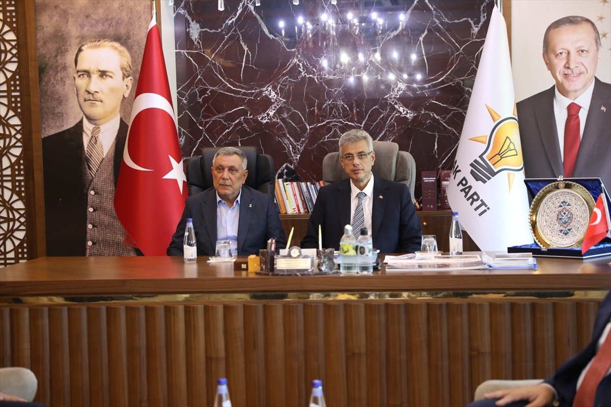 Sağlık Bakanı Kemal Memişoğlu (solda), temaslarda bulunmak amacıyla geldiği Elazığ'da, Valiliği...