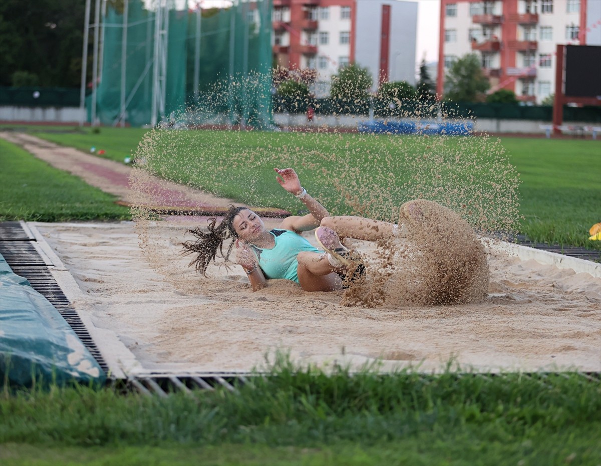 Samsun'da kota alan 4 milli sporcu Türkiye'yi temsil etmek için Fransa'da düzenlenecek Paris 2024...