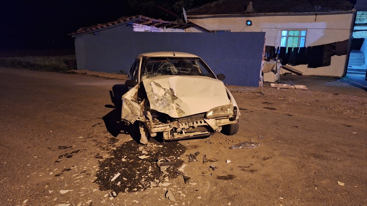 Samsun'un Bafra ilçesinde traktöre çarpan otomobildeki 4 kişi yaralandı.