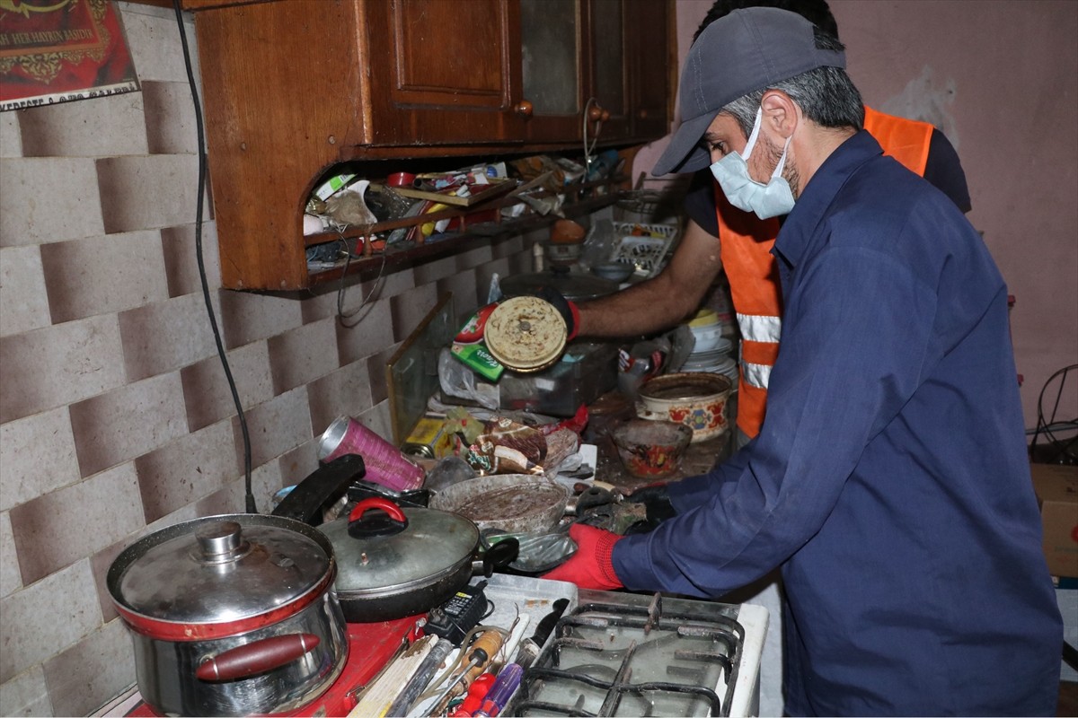 Samsun'un Havza ilçesinde bir evden 4 römork çöp çıkarıldı. 