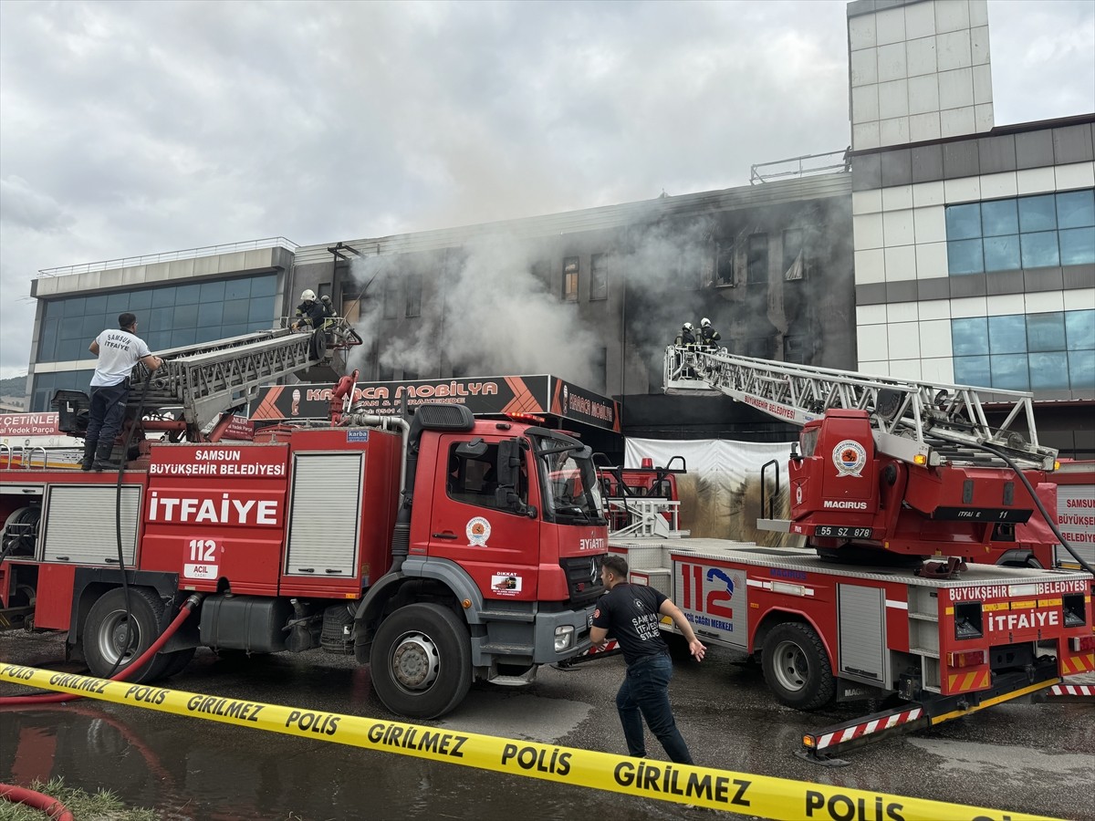 Samsun'un Tekkeköy ilçesinde sanayi sitesindeki mobilya imalathanesinde çıkan yangın kontrol...