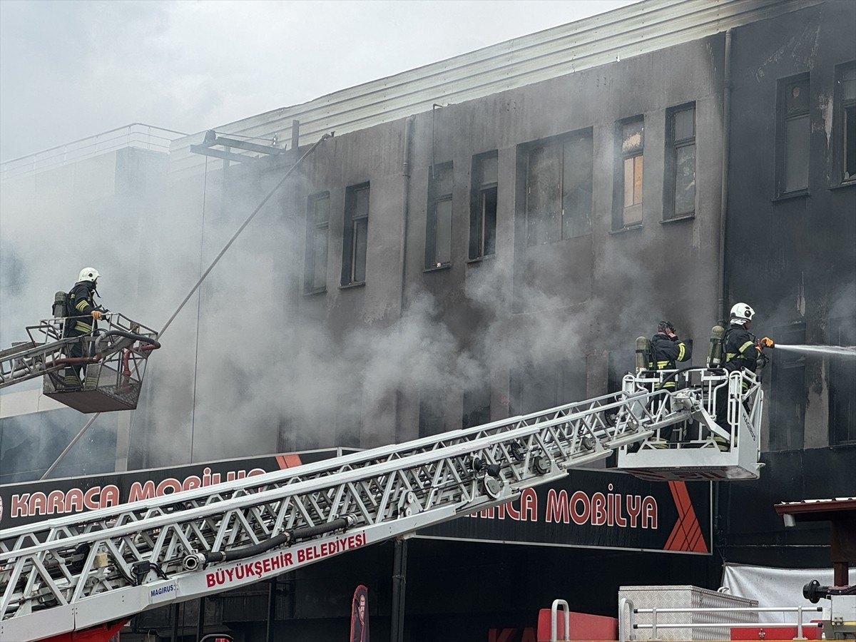 Samsun'un Tekkeköy ilçesinde sanayi sitesindeki mobilya imalathanesinde çıkan yangın kontrol...