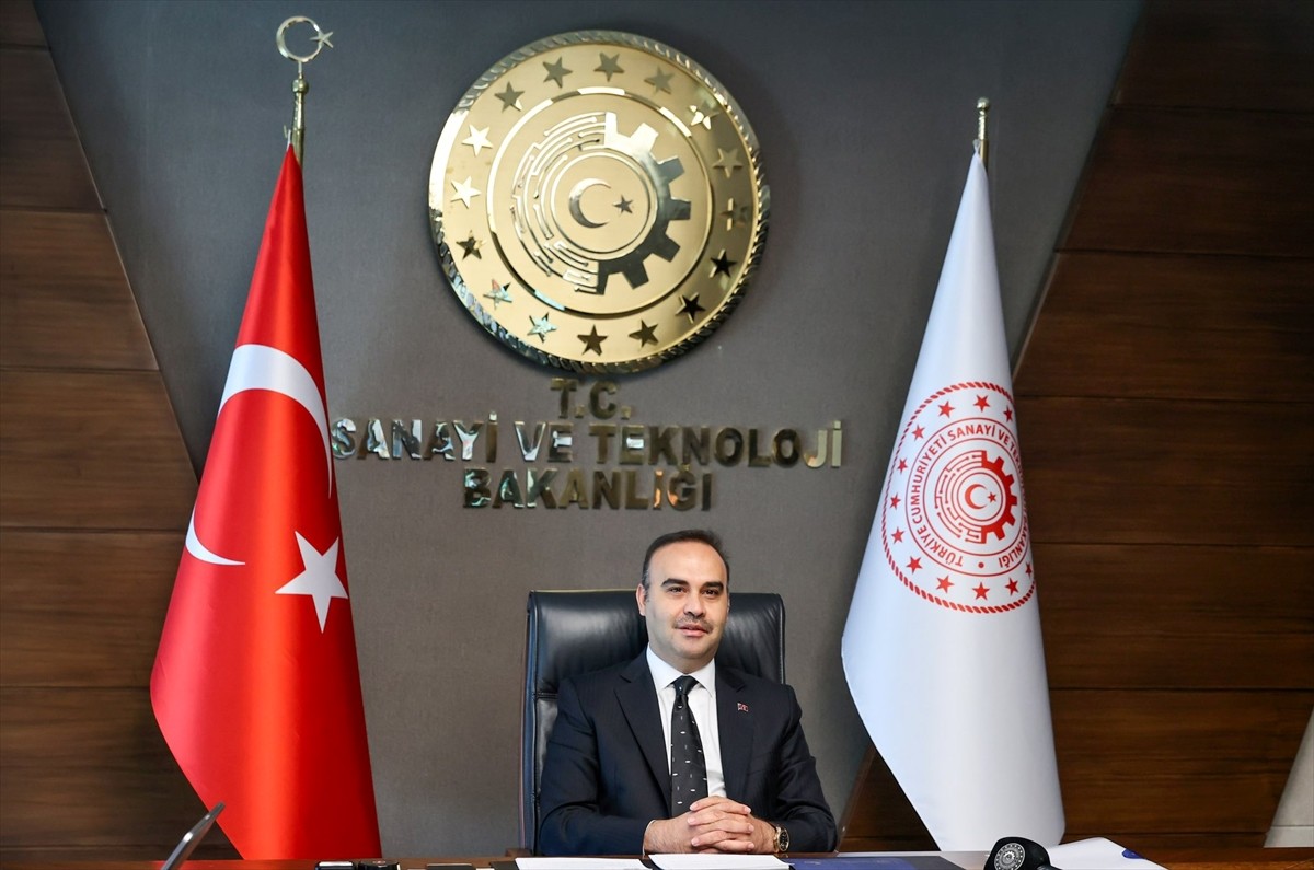 Sanayi ve Teknoloji Bakanı Mehmet Fatih Kacır (solda), Kazakistan Dijital Kalkınma, İnovasyon ve...