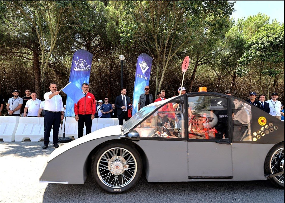 Sanayi ve Teknoloji Bakanı Mehmet Fatih Kacır, Teknofest Elektrikli Araç Yarışları'nın...