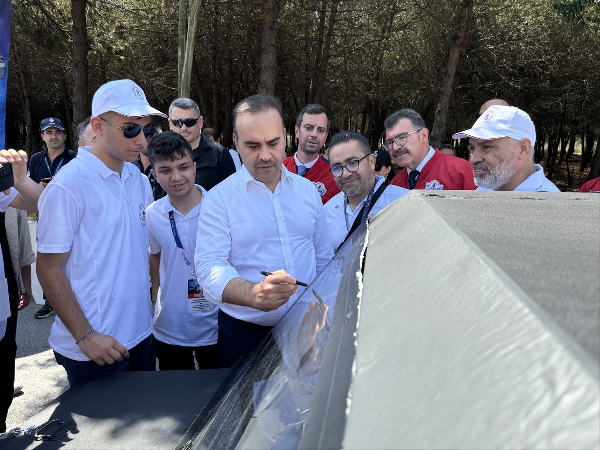 Sanayi ve Teknoloji Bakanı Mehmet Fatih Kacır, Teknofest Elektrikli Araç Yarışları'nın...