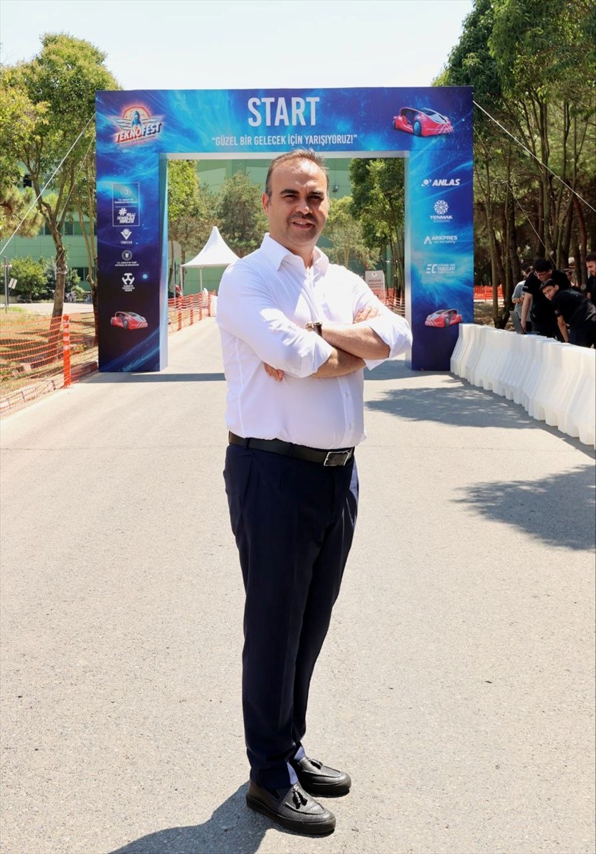 Sanayi ve Teknoloji Bakanı Mehmet Fatih Kacır, Teknofest Elektrikli Araç Yarışları'nın...