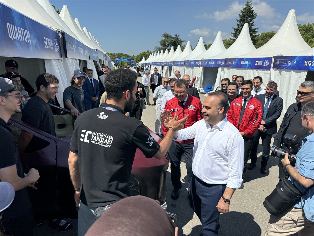 Sanayi ve Teknoloji Bakanı Mehmet Fatih Kacır, Teknofest Elektrikli Araç Yarışları'nın...