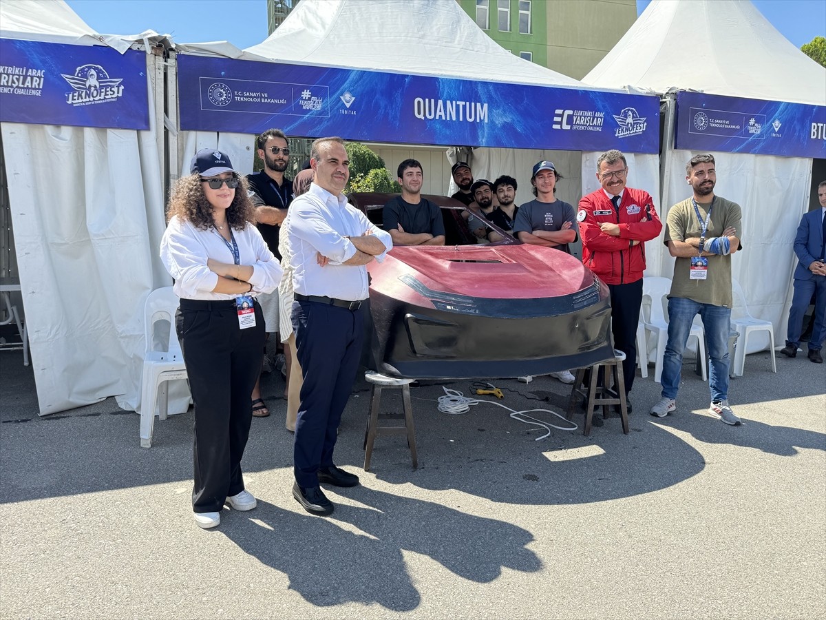 Sanayi ve Teknoloji Bakanı Mehmet Fatih Kacır, Teknofest Elektrikli Araç Yarışları'nın...