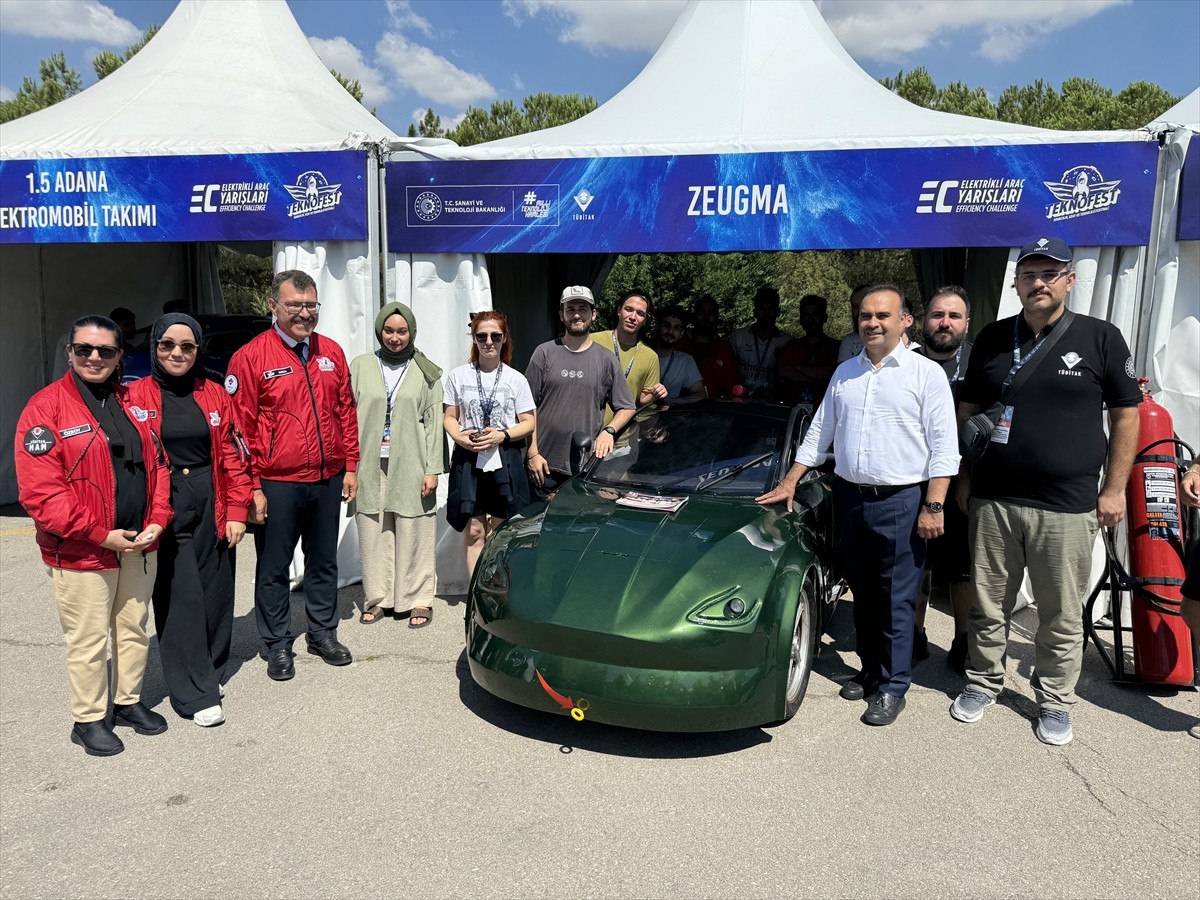 Sanayi ve Teknoloji Bakanı Mehmet Fatih Kacır, Teknofest Elektrikli Araç Yarışları'nın...
