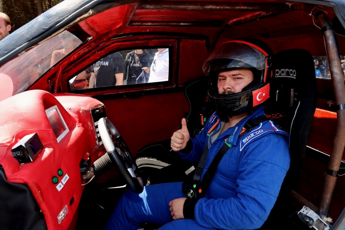 Sanayi ve Teknoloji Bakanı Mehmet Fatih Kacır, Teknofest Elektrikli Araç Yarışları'nın...