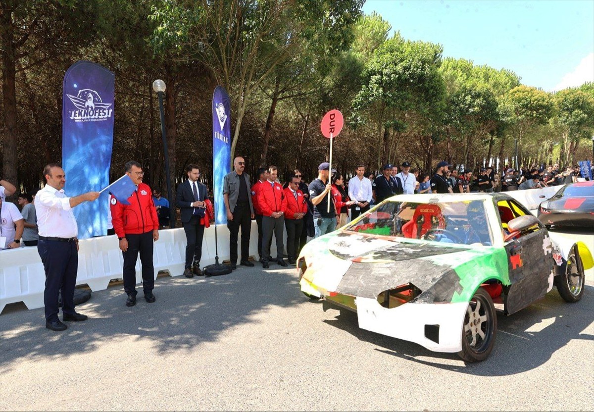 Sanayi ve Teknoloji Bakanı Mehmet Fatih Kacır, Teknofest Elektrikli Araç Yarışları'nın...
