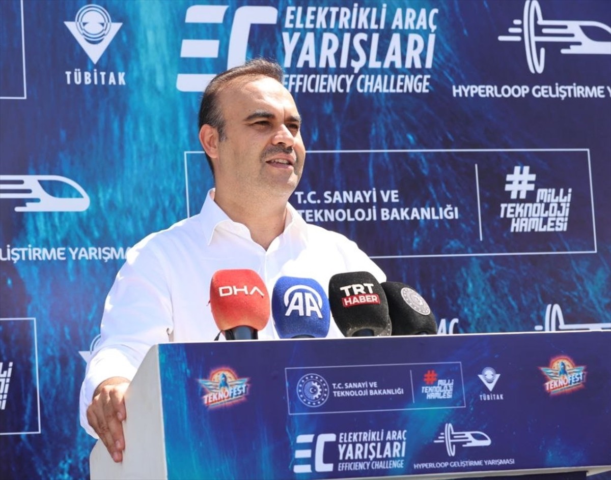 Sanayi ve Teknoloji Bakanı Mehmet Fatih Kacır, Teknofest Elektrikli Araç Yarışları'nın...