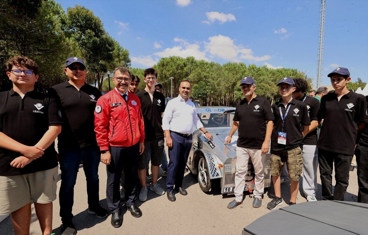 Sanayi ve Teknoloji Bakanı Mehmet Fatih Kacır, Teknofest Elektrikli Araç Yarışları'nın...