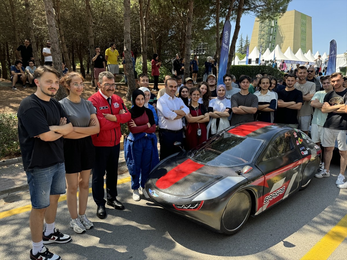 Sanayi ve Teknoloji Bakanı Mehmet Fatih Kacır, Teknofest Elektrikli Araç Yarışları'nın...